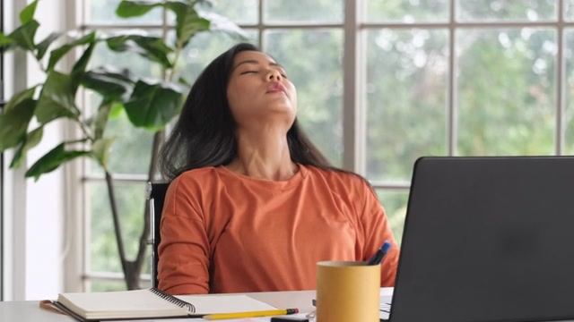 詳情圖-亞洲女性在家工作時，在筆記本電腦前做項目會感到壓力?？萍忌畹男鲁B(tài)