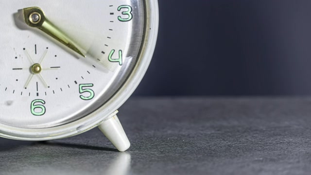 详情图-部分复古闹钟在灰色背景作为时间推移运动模糊效果