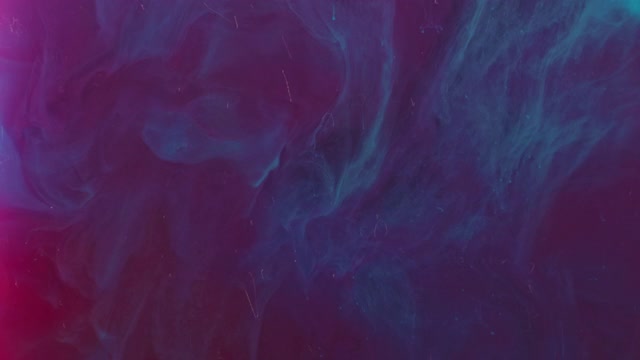 流动的丙烯酸油墨在黑色的背景上孤立的水，慢动作的多色液体流动，蓝色和粉红色的油墨流入水，丙烯酸涂料在水，颜色在运动，深的空间