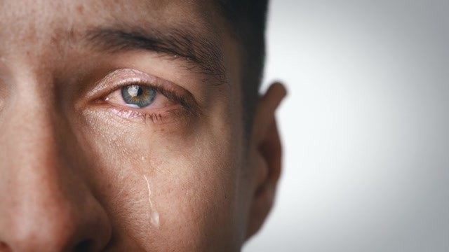 詳情圖-特寫(xiě)哭泣的悲傷的人，眼睛里含著淚水。抑郁的男性在絕望中哭泣悲傷。淚珠落在他的臉上。戲劇,音樂(lè)劇的概念。
