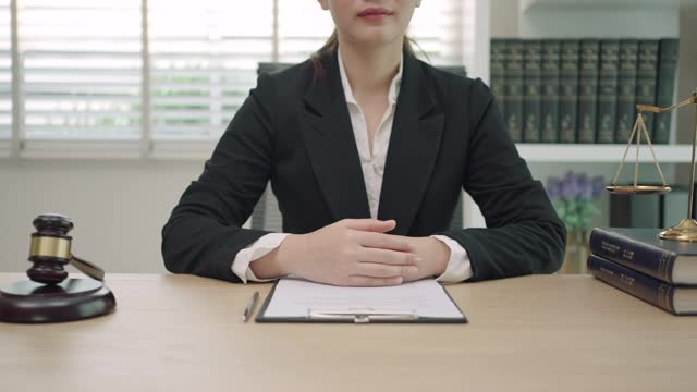 女律师准备与她的合伙人或律师讨论合同协议时握手达成交易。