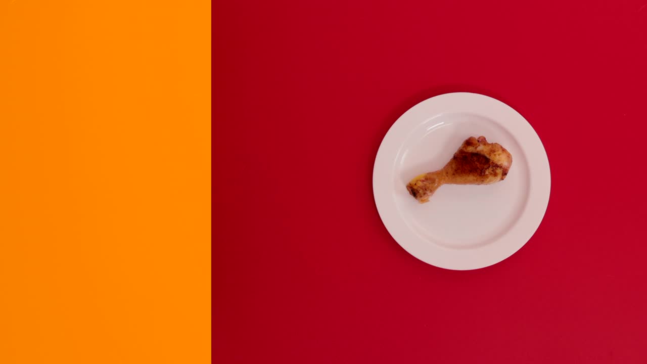 非常美味的鸡腿。饥饿的猫拉了拉白色的盘子，吃着鸡腿。英国短毛猫
