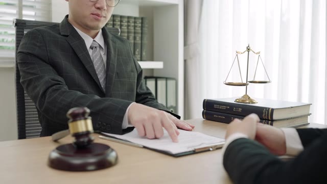 详情图-客户服务良好的合作,商人与男性律师或法官之间的咨询,与客户进行团队会议,法律和法律服务理念。