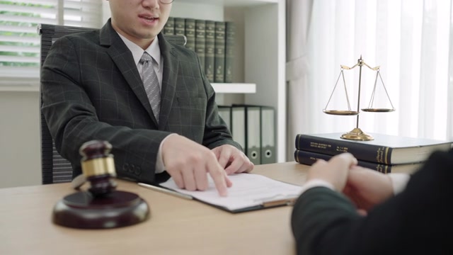 详情图-客户服务良好的合作,商人与男性律师或法官之间的咨询,与客户进行团队会议,法律和法律服务理念。