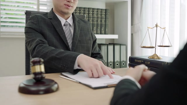 详情图-客户服务良好的合作,商人与男性律师或法官之间的咨询,与客户进行团队会议,法律和法律服务理念。