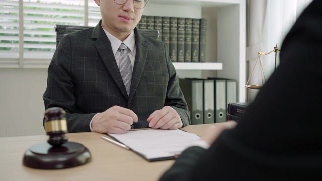 详情图-客户服务良好的合作,商人与男性律师或法官之间的咨询,与客户进行团队会议,法律和法律服务理念。