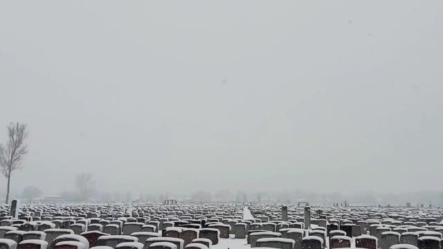 暴风雪黄昏下的巨大墓地