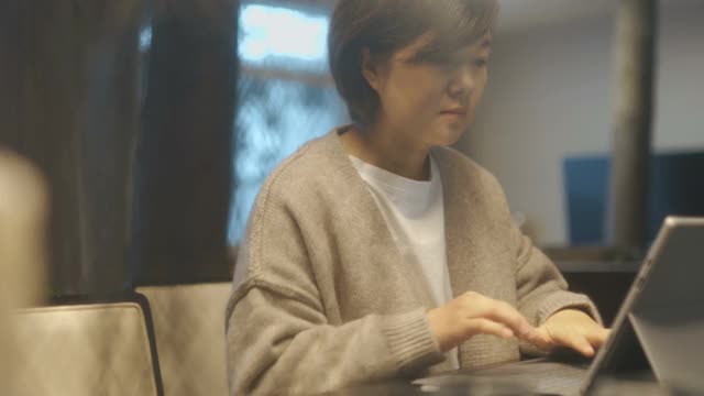 亚洲女性在家里使用笔记本电脑
