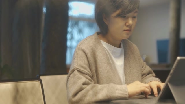詳情圖-亞洲女性在家里使用筆記本電腦