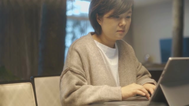 詳情圖-亞洲女性在家里使用筆記本電腦