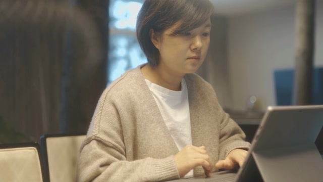 詳情圖-亞洲女性在家里使用筆記本電腦