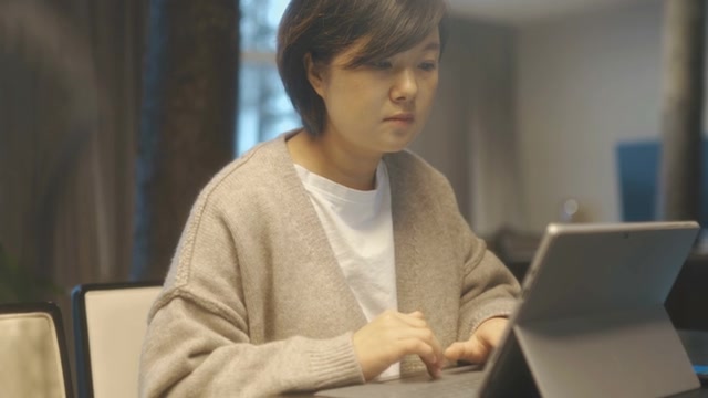 詳情圖-亞洲女性在家里使用筆記本電腦