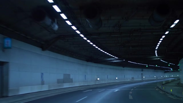 詳情圖-一輛車在夜間行駛在高速公路的隧道里