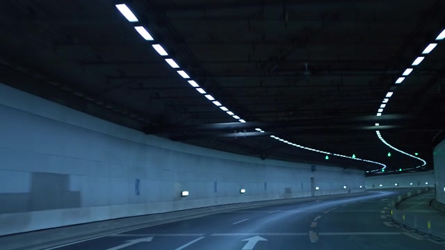 詳情圖-一輛車在夜間行駛在高速公路的隧道里