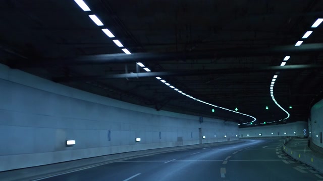 詳情圖-一輛車在夜間行駛在高速公路的隧道里