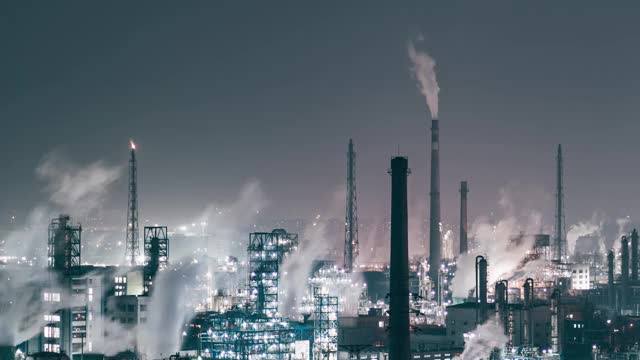 石化装置和炼油工业夜间全景图