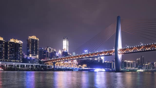 中国重庆的前门大桥和城市天际线