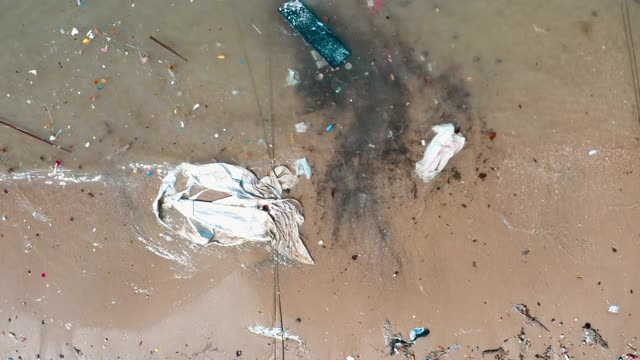 倾倒在海滩。香港坪洲岛