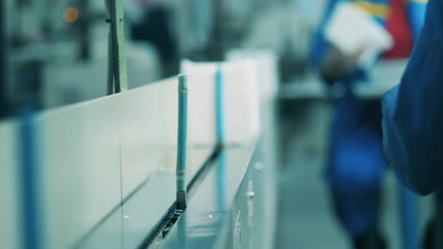 近距离拍摄的白色纸巾被放在传送带上