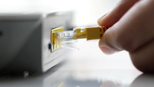 详情图-手插网络电缆到家用路由器网络插头