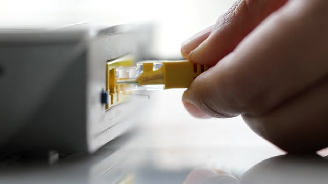 详情图-手插网络电缆到家用路由器网络插头