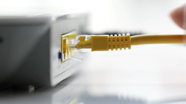 详情图-手插网络电缆到家用路由器网络插头