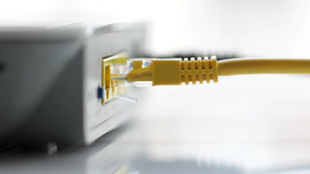 详情图-手插网络电缆到家用路由器网络插头