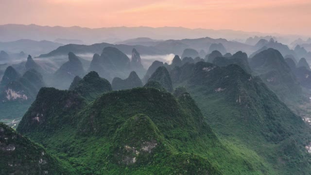 阳朔喀斯特峰林的黄昏