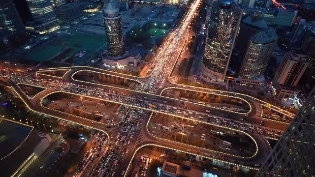 无人机视点立交桥和城市交通在黄昏