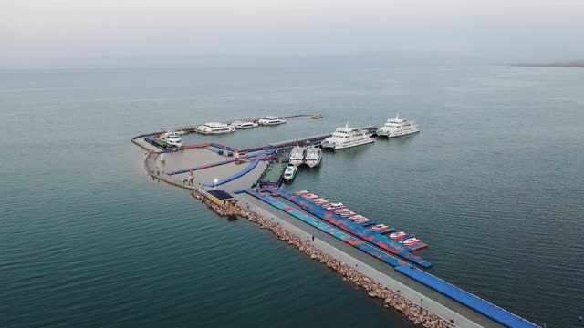 青海湖附近码头的实时/鸟瞰图