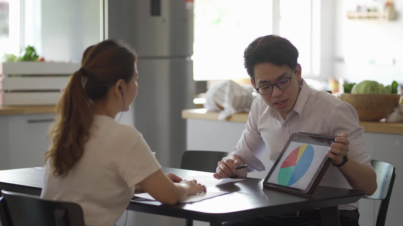 一对亚洲中国夫妇在她家咨询保险代理人