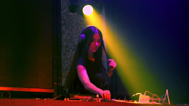 詳情圖-DJ在迪斯科夜總會的舞臺上混合電子音樂節(jié)拍