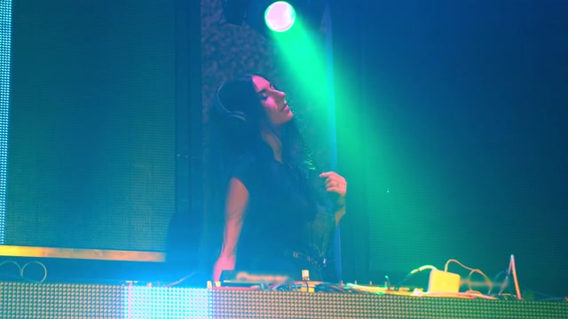 詳情圖-DJ在迪斯科夜總會的舞臺上混合電子音樂節(jié)拍