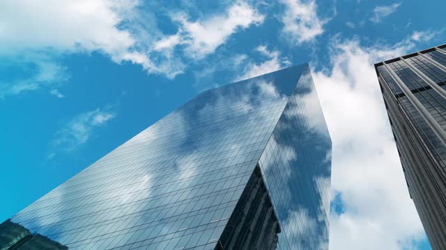 时间流逝高层企业建筑摩天大楼的低角度