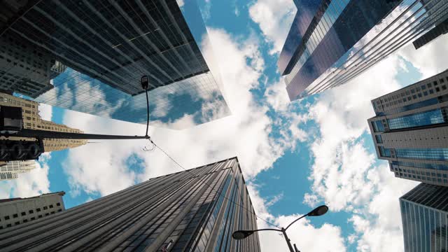 时间流逝高层企业建筑摩天大楼的低角度