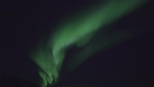 詳情圖-北極光在夜空中群山上空的剪影