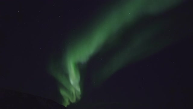 詳情圖-北極光在夜空中群山上空的剪影