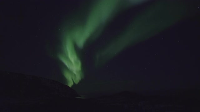 詳情圖-北極光在夜空中群山上空的剪影