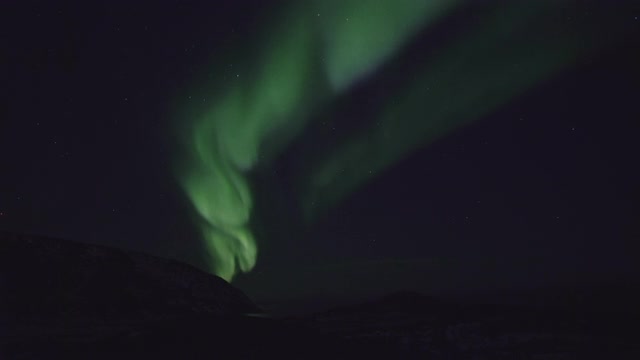 詳情圖-北極光在夜空中群山上空的剪影