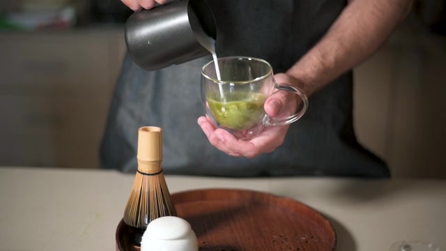 详情图-男人用牛奶泡制作抹茶绿茶拿铁