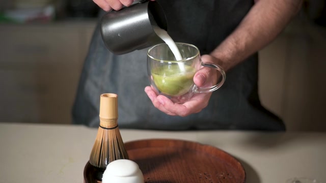 详情图-男人用牛奶泡制作抹茶绿茶拿铁