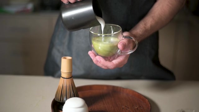 详情图-男人用牛奶泡制作抹茶绿茶拿铁