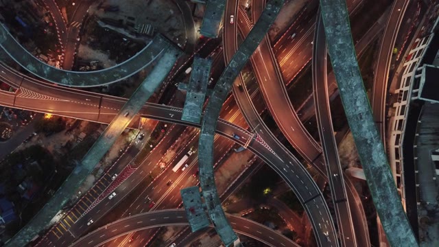 詳情圖-無人機直接俯瞰城市夜景與高架公路橋交叉路口