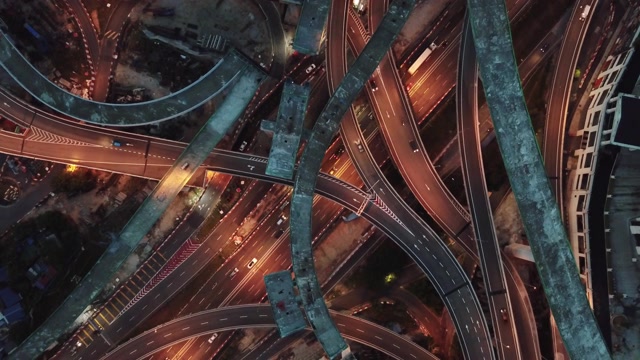 詳情圖-無人機直接俯瞰城市夜景與高架公路橋交叉路口