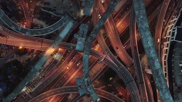 詳情圖-無人機直接俯瞰城市夜景與高架公路橋交叉路口