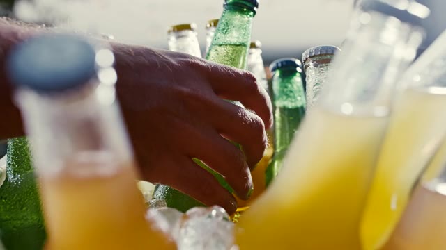 詳情圖-SLO,MO從冷藏箱里拿冷飲的手