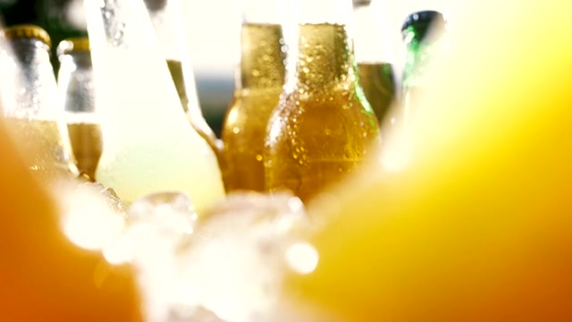 詳情圖-SLO,MO從冷藏箱里拿冷飲的手