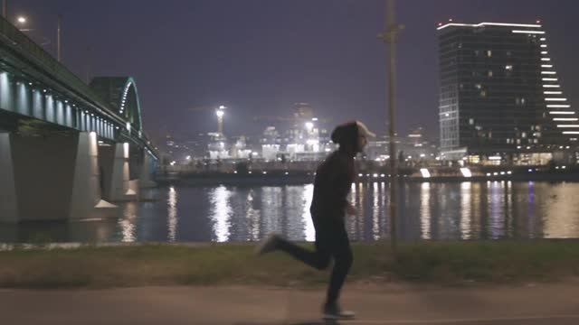 运动运动的人训练在城市公园帽衫。