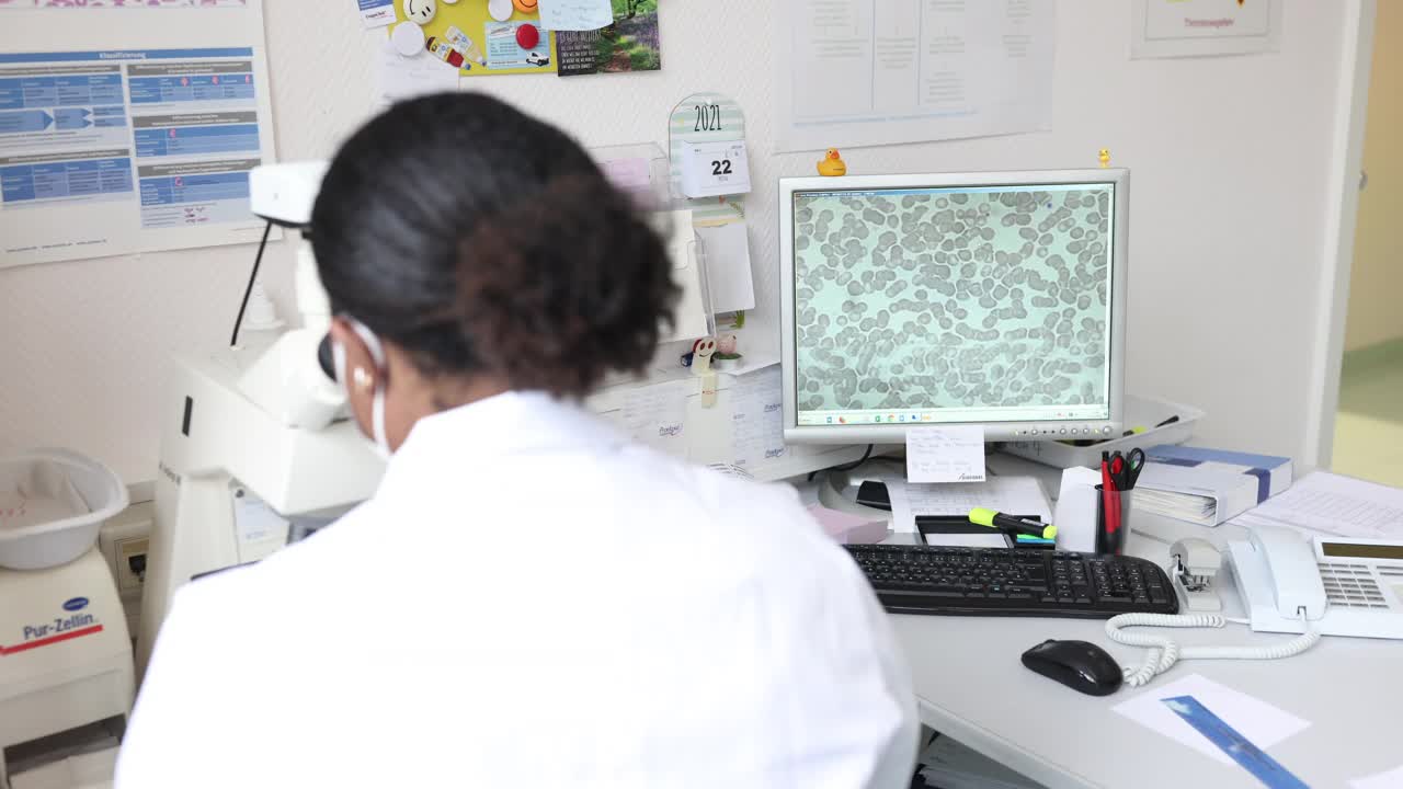 在医学实验室研究细胞的生物技术科学家