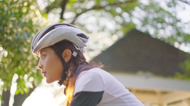 詳情圖-亞洲年輕美麗的女人騎自行車為健康在晚上在公共公園。運(yùn)動(dòng)員健康和堅(jiān)定的女孩在運(yùn)動(dòng)服裝鍛煉通過自行車鍛煉運(yùn)動(dòng)為她的健康健康。